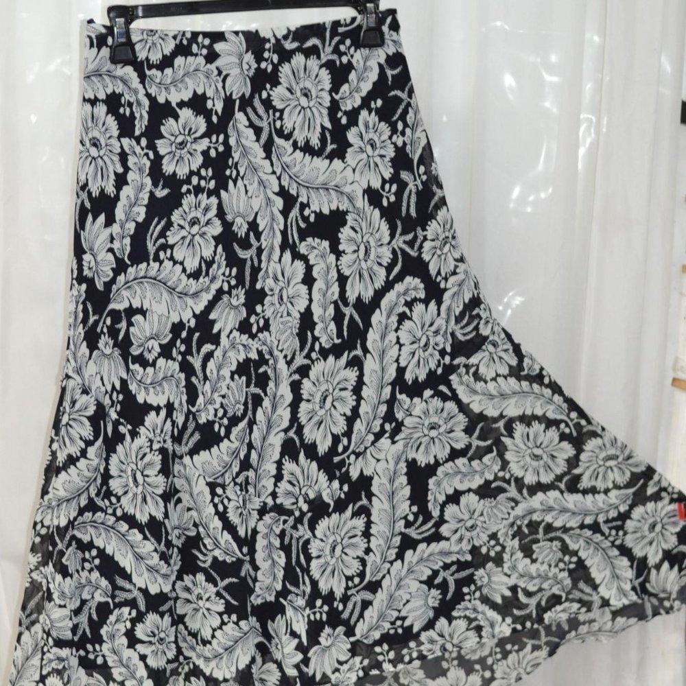 Chaps  Hi-Low Skirt Large Navy & White Scallop NWT
Knee Length Flowing o…